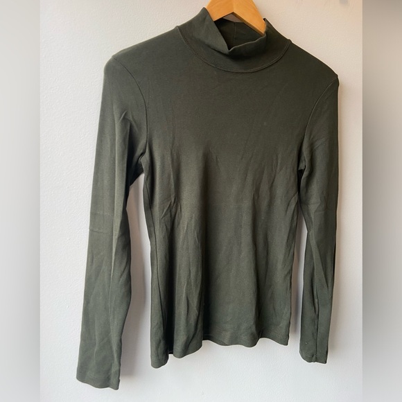 🦋 2/$20 Jones New York olive green turtleneck - Picture 3 of 6